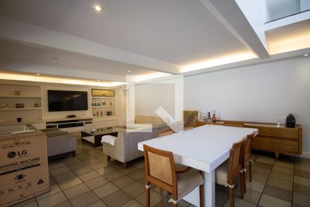 Casa à venda com 370m², 5 quartos e 3 vagas Casa à venda com 370m², 5 quartos e 3 vagasSala