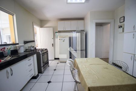 Casa à venda com 370m², 5 quartos e 3 vagas Casa à venda com 370m², 5 quartos e 3 vagasCozinha