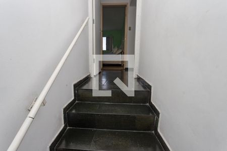 Casa à venda com 350m², 4 quartos e 4 vagasEscada sala 