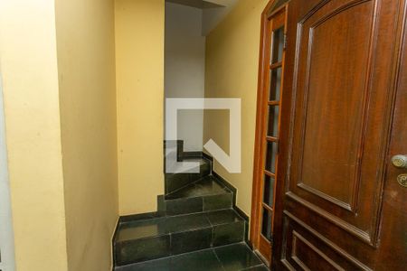Casa à venda com 350m², 4 quartos e 4 vagasEscada sala 