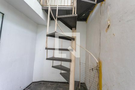 Casa à venda com 350m², 4 quartos e 4 vagasEscada externa 