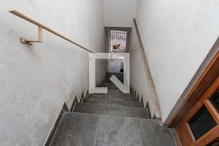 Casa à venda com 350m², 4 quartos e 4 vagasEscada de entrada 