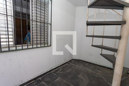Casa à venda com 350m², 4 quartos e 4 vagasEscada externa 