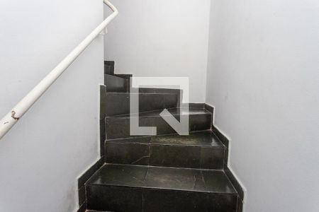 Casa à venda com 350m², 4 quartos e 4 vagasEscada sala 