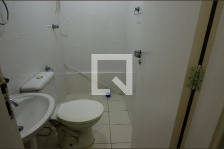 Casa de condomínio à venda com 257m², 5 quartos e 3 vagas Casa de condomínio à venda com 257m², 5 quartos e 3 vagasBanheiro de serviço