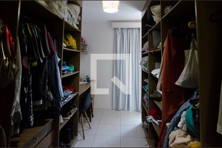 Casa de condomínio à venda com 257m², 5 quartos e 3 vagas Casa de condomínio à venda com 257m², 5 quartos e 3 vagasCloset da suíte 2