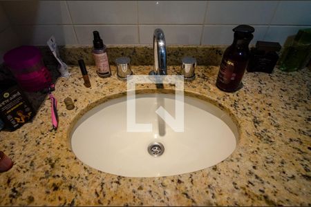 Casa de condomínio à venda com 257m², 5 quartos e 3 vagas Casa de condomínio à venda com 257m², 5 quartos e 3 vagasBanheiro da Suíte 2