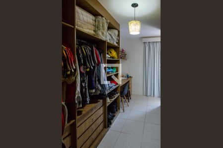 Casa de condomínio à venda com 257m², 5 quartos e 3 vagas Casa de condomínio à venda com 257m², 5 quartos e 3 vagasCloset da suíte 2