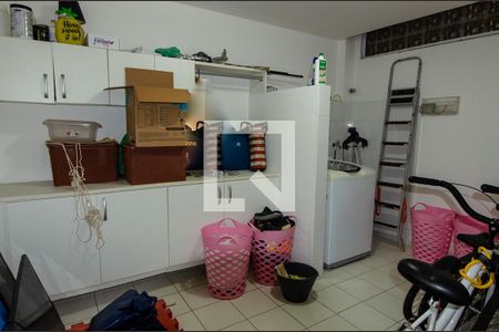 Casa de condomínio à venda com 257m², 5 quartos e 3 vagas Casa de condomínio à venda com 257m², 5 quartos e 3 vagasLavanderia