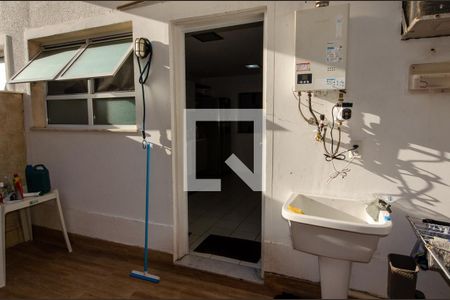 Casa de condomínio à venda com 257m², 5 quartos e 3 vagas Casa de condomínio à venda com 257m², 5 quartos e 3 vagasÁrea de serviço