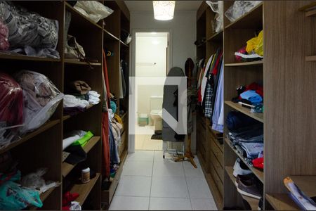 Casa de condomínio à venda com 257m², 5 quartos e 3 vagas Casa de condomínio à venda com 257m², 5 quartos e 3 vagasCloset da suíte 2