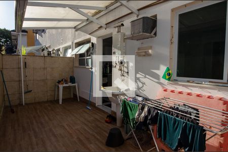 Casa de condomínio à venda com 257m², 5 quartos e 3 vagas Casa de condomínio à venda com 257m², 5 quartos e 3 vagasÁrea de serviço