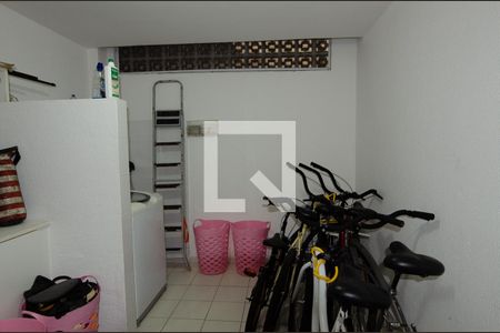 Casa de condomínio à venda com 257m², 5 quartos e 3 vagas Casa de condomínio à venda com 257m², 5 quartos e 3 vagasLavanderia