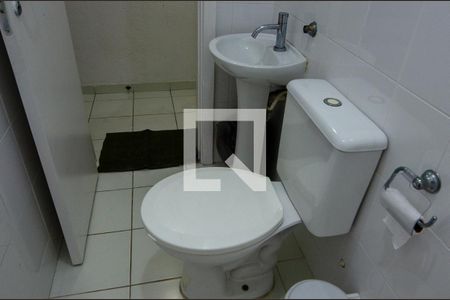 Casa de condomínio à venda com 257m², 5 quartos e 3 vagas Casa de condomínio à venda com 257m², 5 quartos e 3 vagasBanheiro de serviço