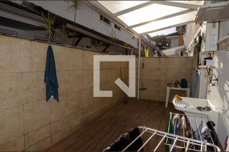 Casa de condomínio à venda com 257m², 5 quartos e 3 vagas Casa de condomínio à venda com 257m², 5 quartos e 3 vagasÁrea de serviço