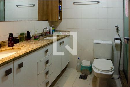 Casa de condomínio à venda com 257m², 5 quartos e 3 vagas Casa de condomínio à venda com 257m², 5 quartos e 3 vagasBanheiro da Suíte 2