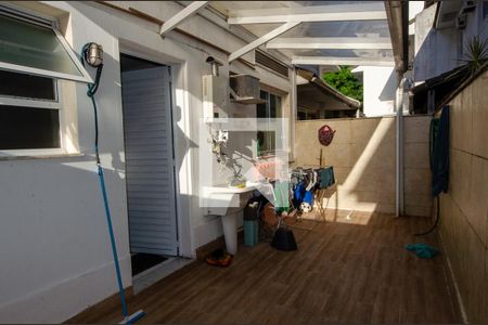 Casa de condomínio à venda com 257m², 5 quartos e 3 vagas Casa de condomínio à venda com 257m², 5 quartos e 3 vagasÁrea de serviço