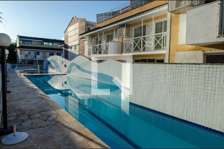 Casa de condomínio à venda com 257m², 5 quartos e 3 vagas Casa de condomínio à venda com 257m², 5 quartos e 3 vagasÁrea comum - Piscina