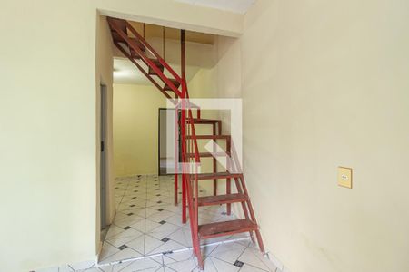 Casa para alugar com 70m², 2 quartos e 1 vagaEscada