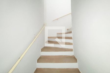 Escada quartos de casa para alugar com 2 quartos, 55m² em Jardim Andorinhas, Campinas