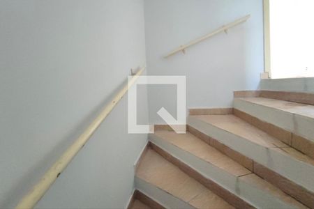 Escada quartos de casa para alugar com 2 quartos, 55m² em Jardim Andorinhas, Campinas