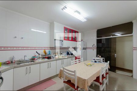 Casa à venda com 372m², 6 quartos e 6 vagasCozinha 