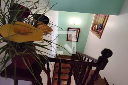 Casa de condomínio à venda com 282m², 3 quartos e 3 vagas Casa de condomínio à venda com 282m², 3 quartos e 3 vagasEscada