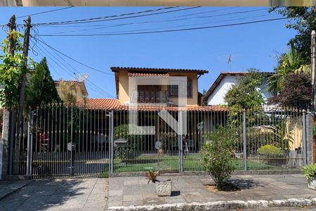 Casa de condomínio à venda com 282m², 3 quartos e 3 vagas Casa de condomínio à venda com 282m², 3 quartos e 3 vagasFachada