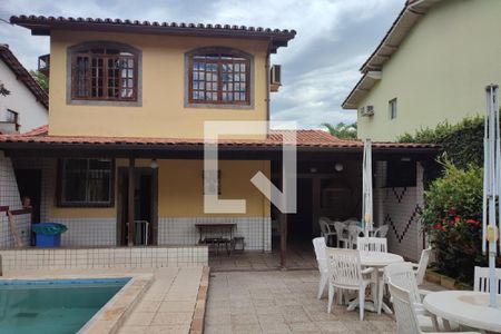 Casa de condomínio à venda com 282m², 3 quartos e 3 vagas Casa de condomínio à venda com 282m², 3 quartos e 3 vagasÁrea Externa