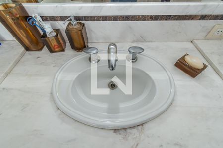 Casa de condomínio à venda com 534m², 4 quartos e 4 vagasDetalhe Banheiro da Suíte 1