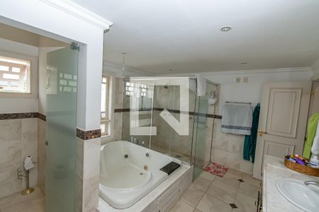 Casa de condomínio à venda com 534m², 4 quartos e 4 vagasBanheiro da Suíte 1