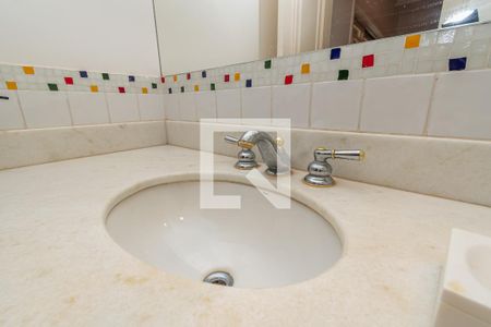 Casa de condomínio à venda com 534m², 4 quartos e 4 vagasDetalhe Banheiro da Suíte 2