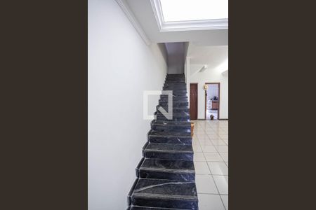 Escada de casa à venda com 3 quartos, 205m² em Céu Azul, Belo Horizonte