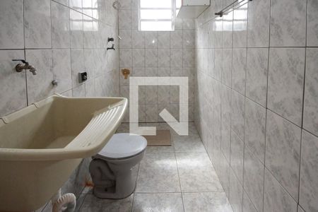 Banheiro e Área de Serviço de casa para alugar com 2 quartos, 70m² em Parque Colonial, São Paulo