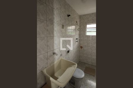Banheiro e Área de Serviço de casa para alugar com 2 quartos, 70m² em Parque Colonial, São Paulo