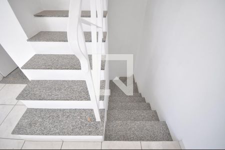 Casa de condomínio à venda com 110m², 3 quartos e 2 vagasEscada de Acesso a garagem