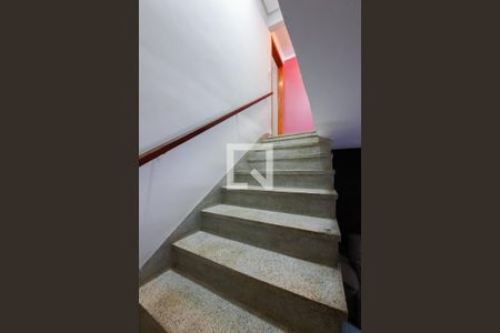 Casa à venda com 98m², 2 quartos e 2 vagasEscada