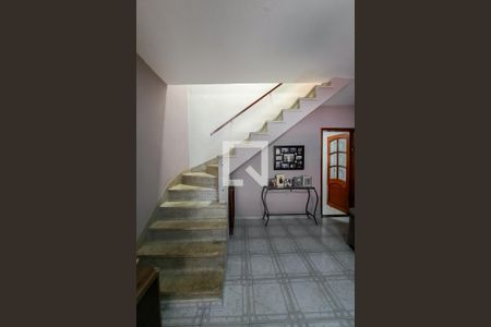 Casa à venda com 98m², 2 quartos e 2 vagasEscada