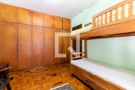 Casa à venda com 700m², 6 quartos e 4 vagas Casa à venda com 700m², 6 quartos e 4 vagasQuarto 2