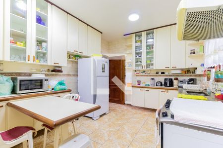 Casa à venda com 700m², 6 quartos e 4 vagas Casa à venda com 700m², 6 quartos e 4 vagasCasa 2 - Cozinha e Área de Serviço