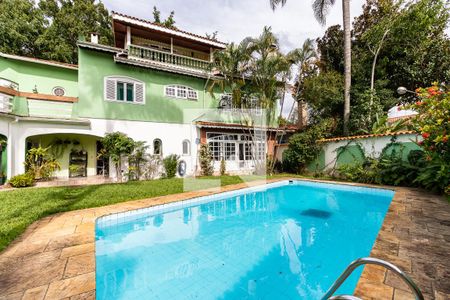 Casa à venda com 700m², 6 quartos e 4 vagas Casa à venda com 700m², 6 quartos e 4 vagasQuintal - Piscina