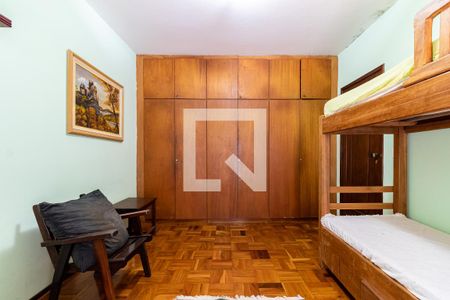 Casa à venda com 700m², 6 quartos e 4 vagas Casa à venda com 700m², 6 quartos e 4 vagasQuarto 2