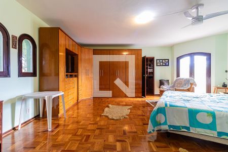 Casa à venda com 700m², 6 quartos e 4 vagas Casa à venda com 700m², 6 quartos e 4 vagasQuarto 4 - Suíte