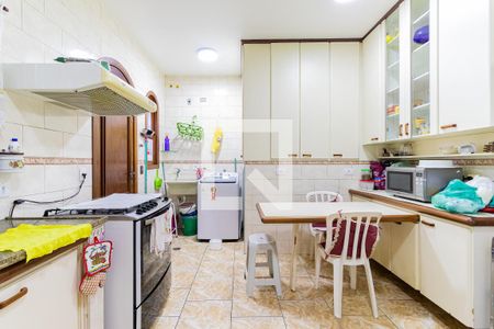 Casa à venda com 700m², 6 quartos e 4 vagas Casa à venda com 700m², 6 quartos e 4 vagasCasa 2 - Cozinha e Área de Serviço