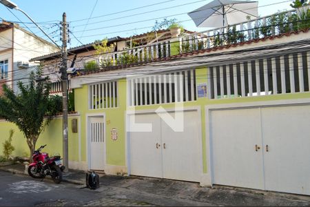 Casa de condomínio à venda com 240m², 4 quartos e 5 vagasFachada