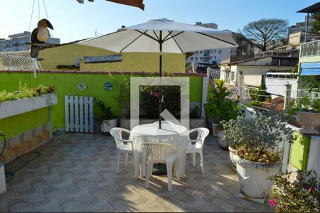 Casa de condomínio à venda com 240m², 4 quartos e 5 vagasTerraço