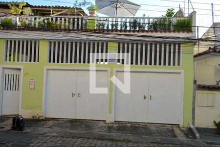 Casa de condomínio à venda com 240m², 4 quartos e 5 vagasFachada 