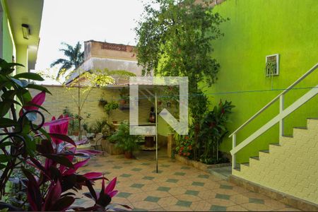 Casa de condomínio à venda com 240m², 4 quartos e 5 vagasQuintal