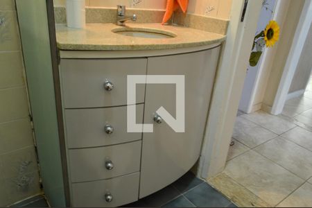 Casa de condomínio à venda com 240m², 4 quartos e 5 vagasBanheiro 