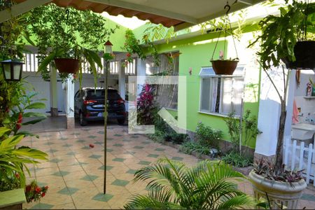 Casa de condomínio à venda com 240m², 4 quartos e 5 vagasQuintal